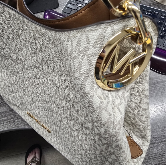 Michael kors purse...in like new condition - Picture 5 of 5